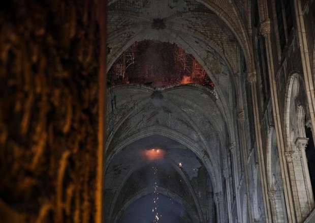 Notre-Dame, prime immagini dell’interno: parte della volta crollata