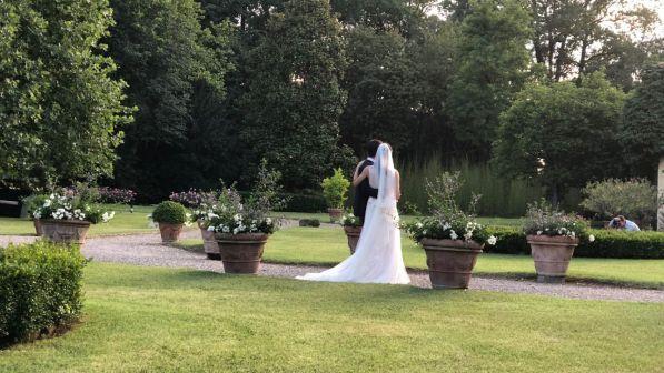 Ancona, matrimonio finisce in rissa: lo sposo schiaffeggia lʼamica della moglie