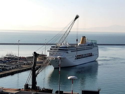 Salerno: i croceristi sbarcano tra le merci. La vera accoglienza resta un miraggio