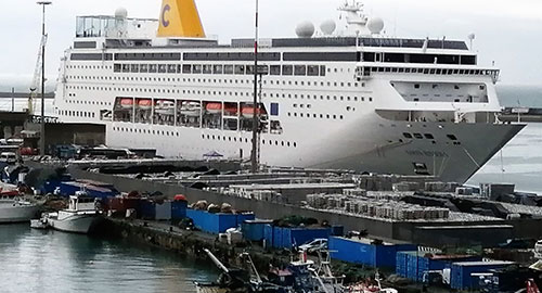 Avvio “bagnato” della stagione turistica a Salerno: approda Costa neoRiviera