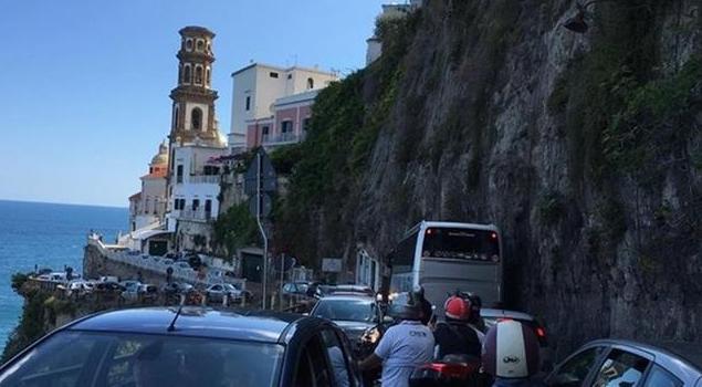 Traffico caos in Costiera Amalfitana, il Codacons chiede risarcimento per le auto bloccate in code chilometriche