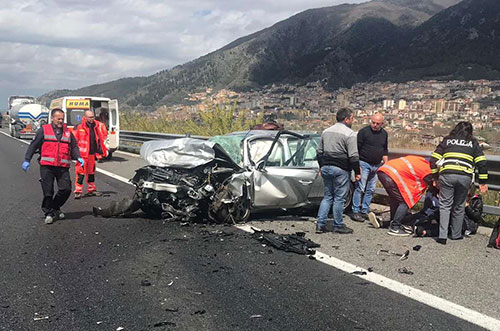 Auto imbocca autostrada contromano a Padula, un morto e 5 feriti