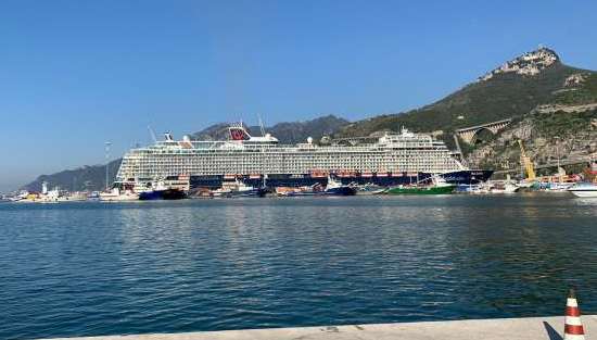 Attracca la nave Mein Schiff 2, sbarcano in città 3mila croceristi