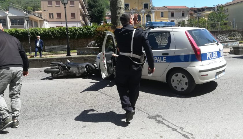 Cava de’ Tirreni, impatto tra auto dei vigili e motorino: per fortuna nessun ferito
