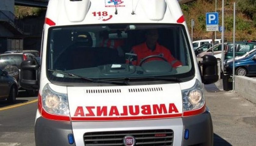 Carambola tra auto sui Picentini: una si ribalta, tre feriti e strada off