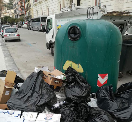 Salerno: micro discarica in pieno centro, interviene Salerno Pulita