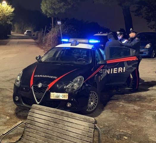 Tentano furto in abitazione nell’Avellinese, ladri in fuga tra le campagne. I carabinieri recuperano 2 auto