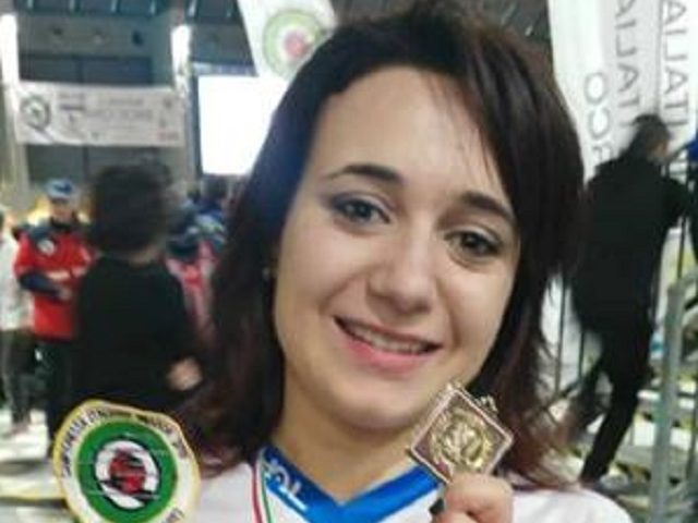 IL SINDACO CARMINE PAGANO PREMIA LA CAMPIONESSA ITALIANA DELLA COMPAGNIA ARCIERI ROCCA DI S.QUIRICO