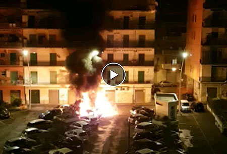 Salerno: auto in fiamme in un parcheggio a Pastena