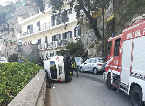 Amalfi, si ribaltano con la loro auto