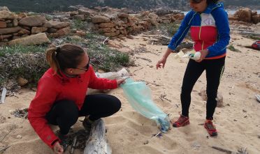 La plastica finita nel mare a Salerno ritrovata in spiaggia alla Maddalena