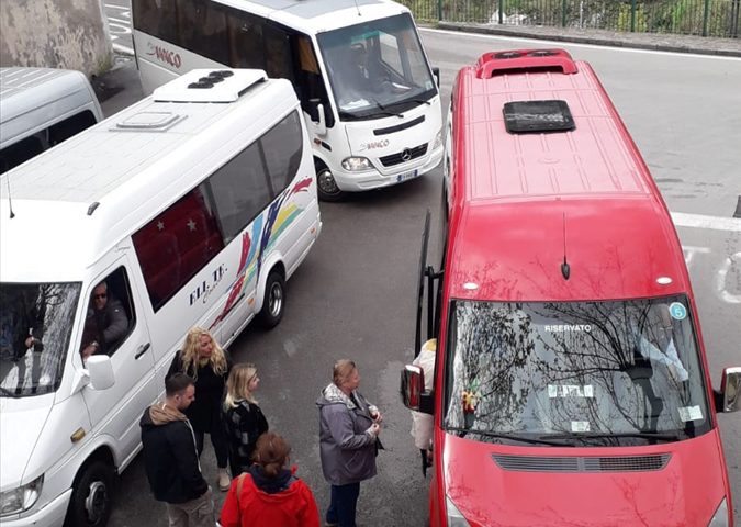 Ravello, ancora caos e disagi ad aree manovra bus: referenti SITA annunciano sospensione servizio