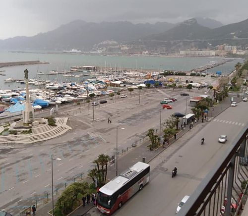 Salerno: abusivi sul Lungomare e alcol ai minorenni, multe e sequestri nei giorni di festa