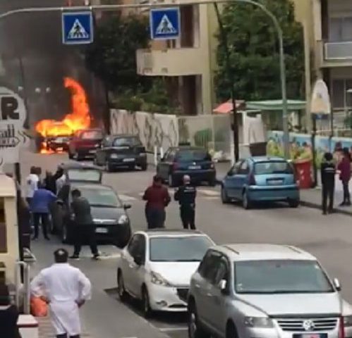 Scafati: auto in fiamme in pieno centro