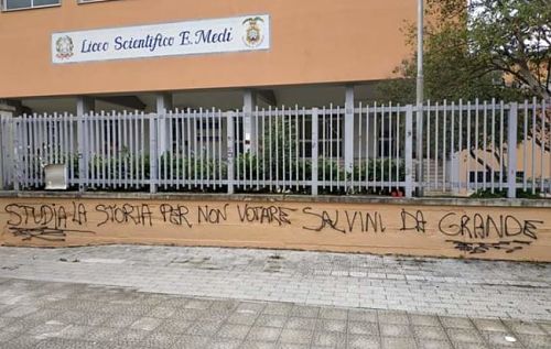 «Studia la storia», indagini sulla scritta contro Salvini a Battipaglia