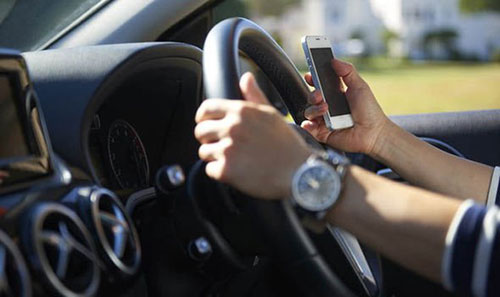 Nuovo codice per la strada, a Napoli prima multa per guida con il cellulare