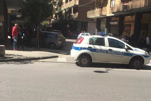 Tragedia in via Matteo Avallone a Pastena, uomo precipita nel vuoto dal 5° piano