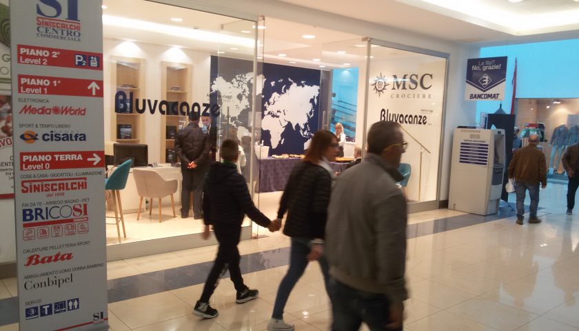 Salerno: taglio del nastro per la nuova agenzia Bluvacanze al Centro Commerciale Siniscalchi