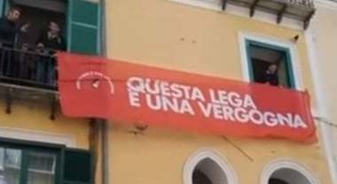 Striscione anti-Lega sul balcone, la Digos identifica due giovani