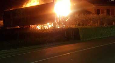Capannone agricolo in fiamme ad Atena Lucana