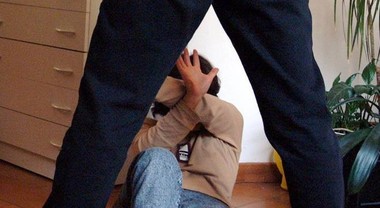 Calcio in testa alla moglie mentre ha il figlio in braccio, finisce a processo