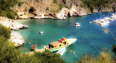 Pescatore cade in mare, salvataggio a Baia degli Infreschi