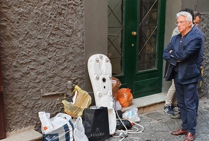 Rifiuti abbandonati nel centro storico di Salerno: il sindaco investiga e trova lo sporcaccione