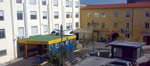 Eboli, lite e bottigliate davanti al bar: tre feriti, 27enne in prognosi riservata
