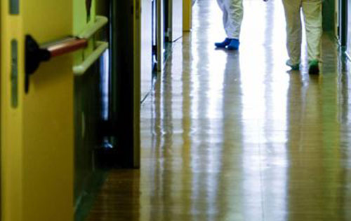 Si ferisce alla mano va in ospedale e aggredisce medici e infermieri