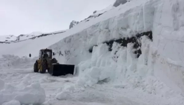 Giro d’Italia, le copiose nevicate cadute sul Passo Gavia mettono a repentaglio la tappa