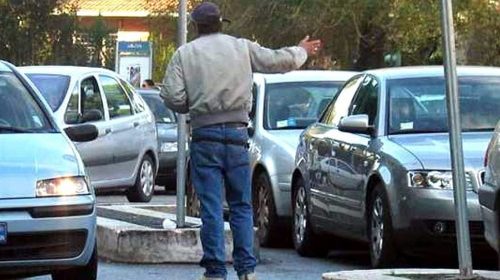 Salerno, parcheggiatore abusivo multato 50 volte: scattano divieto di soggiorno e sorveglianza speciale Salerno, parcheggiatore abusivo multato 50 volte: scattano divieto di soggiorno e sorveglianza speciale