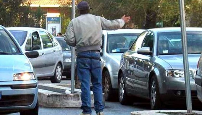 Parcheggiatore abusivo “in trasferta” denunciato e segnalato per applicazione di daspo urbano