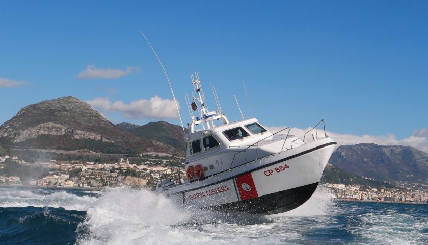 Catamarano in difficoltà: otto turisti tedeschi tratti in salvo dalla Guardia Costiera di Salerno