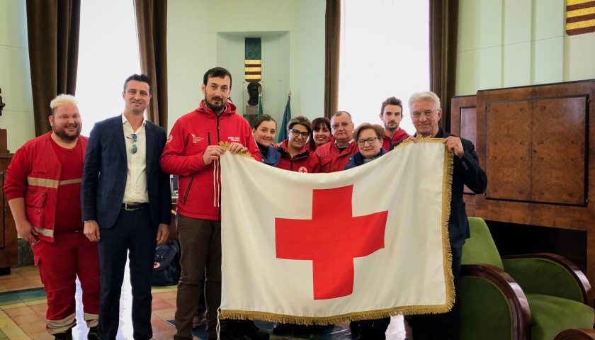 Giornata Mondiale della Croce Rossa: anche a Salerno sventola a palazzo di città la bandiera cara ad Henry Dunant ed a tutti i volontari del mondo