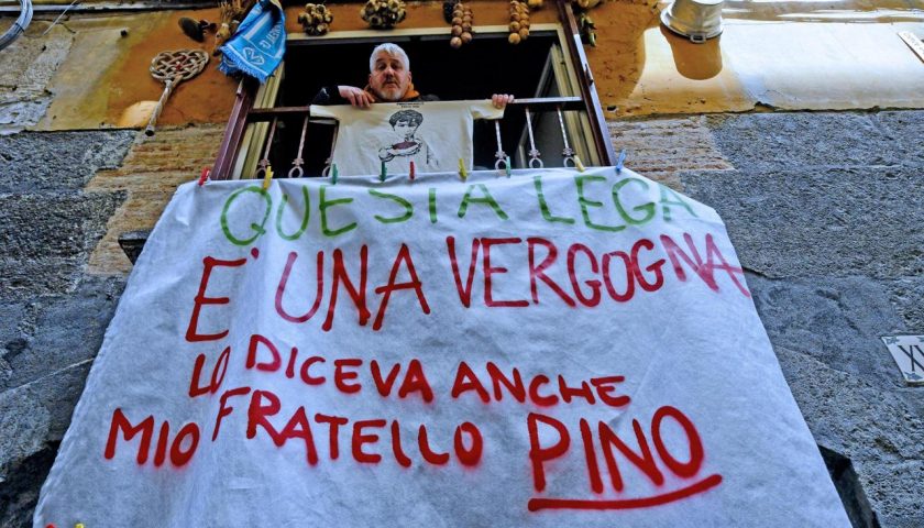 Striscione anti-Salvini, aperta inchiesta a Salerno