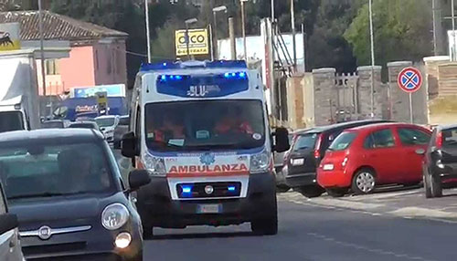 Dramma sfiorato a Sapri, auto finisce sui tavolini di un bar e contro il palo della pubblica illuminazione