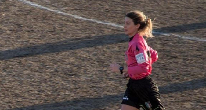 Insulti sessisti e atti osceni contro l’arbitro donna