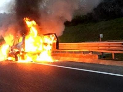 Auto avvolta dalle fiamme a Pontecagnano