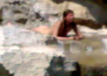 Turista si tuffa nuda in fontana Milano