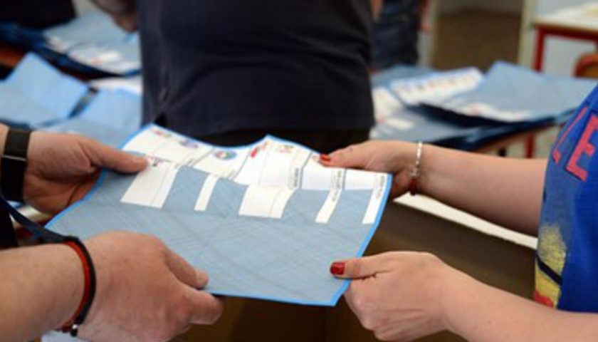 Salerno, scatta foto a scheda elettorale: denunciato