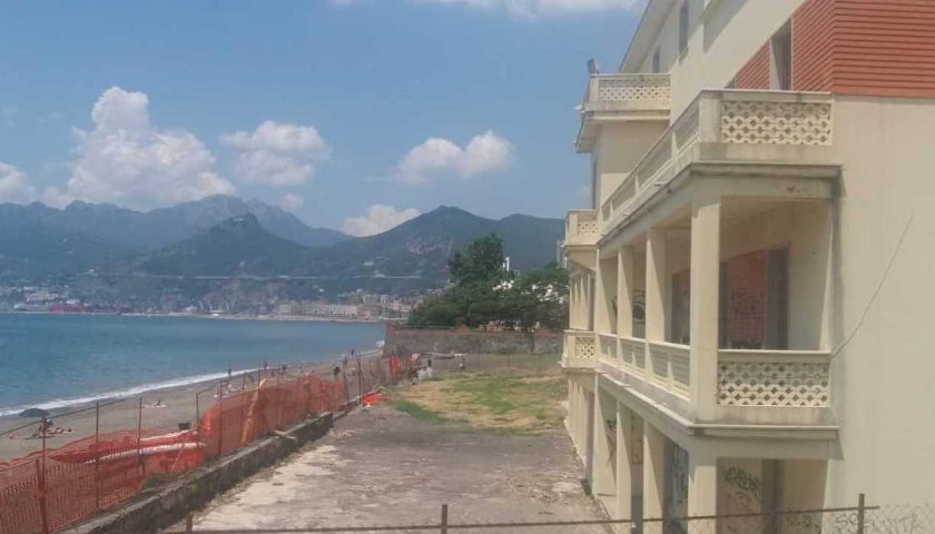 A fuoco l’ex ostello di via lungomare Marconi a Salerno