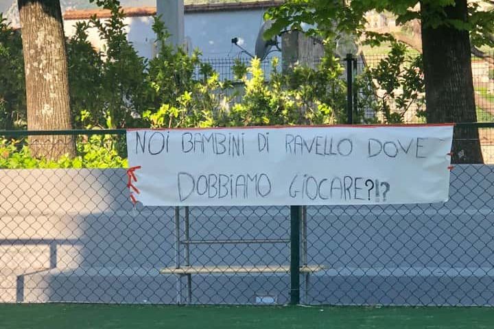 “Noi bambini di Ravello dove dobbiamo giocare?”, spunta uno striscione di fronte al Comune