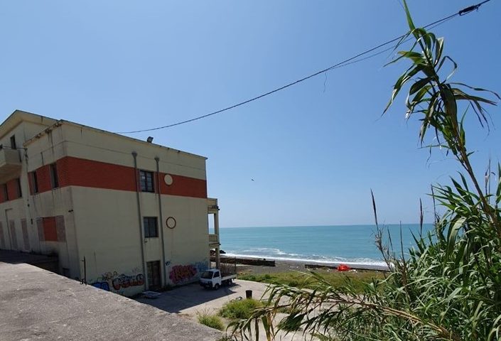 Salerno, l’ex ostello di Torrione acquistato dalla famiglia Soglia: diventerà un albergo sul mare