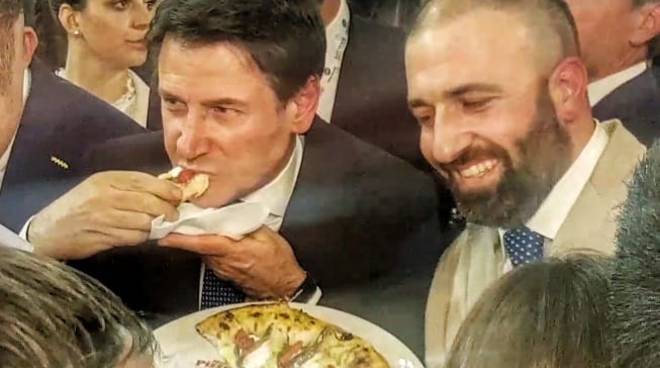 Ed il premier si fermò a pranzo: Giuseppe Conte assapora la pizza da Divina Vietri al TuttoFood 2019 di Milano