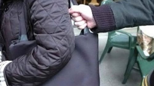 Pellezzana, donna scippata della borsa: ferita e finisce in ospedale