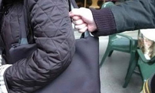 Tenta di scippare una donna in centro a Eboli, ladro messo in fuga da funzionario del Comune