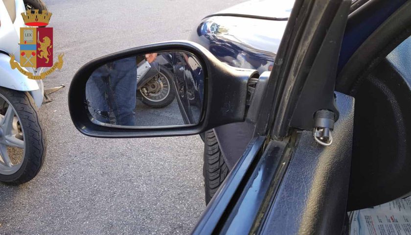 Tentano la truffa dello specchietto ai danni di un automobilista, denunciati due pregiudicati