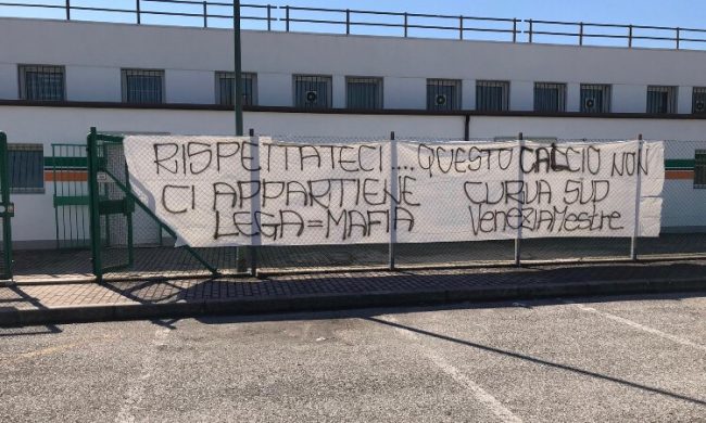 Salernitana – Venezia, striscioni di protesta della Curva Sud lagunare