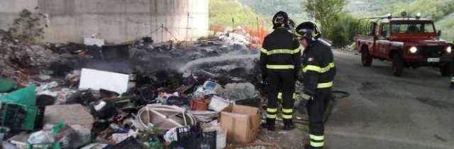 Discarica abusiva sotto il cavalcavia dell’autostrada incendiata a Polla