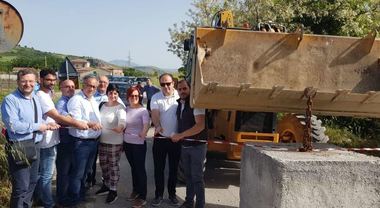 Via blocco di cemento dopo 10 anni,  riapre la strada provinciale
